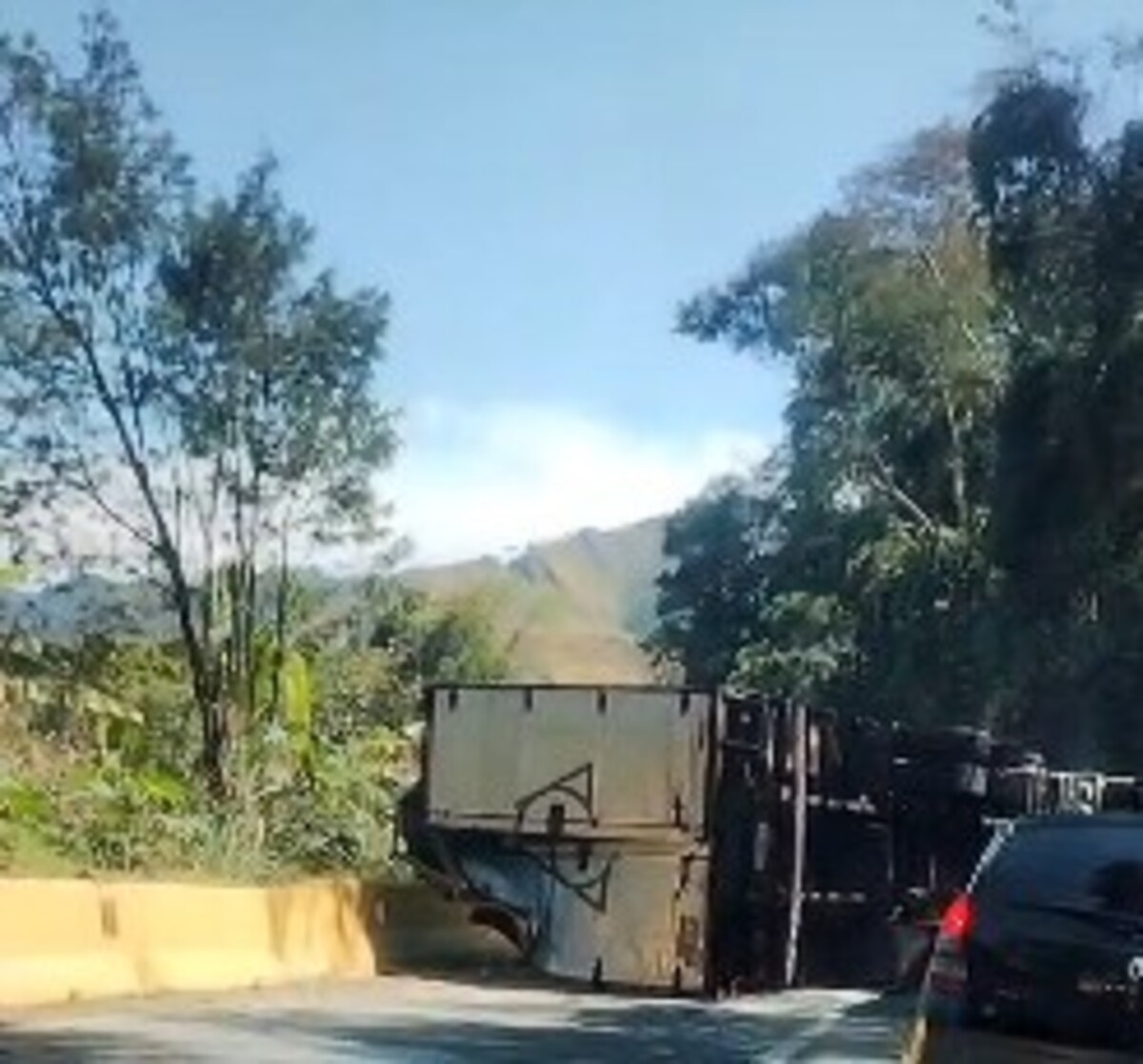Caminhão tomba e interdita parcialmente a Via Dutra, em Piraí