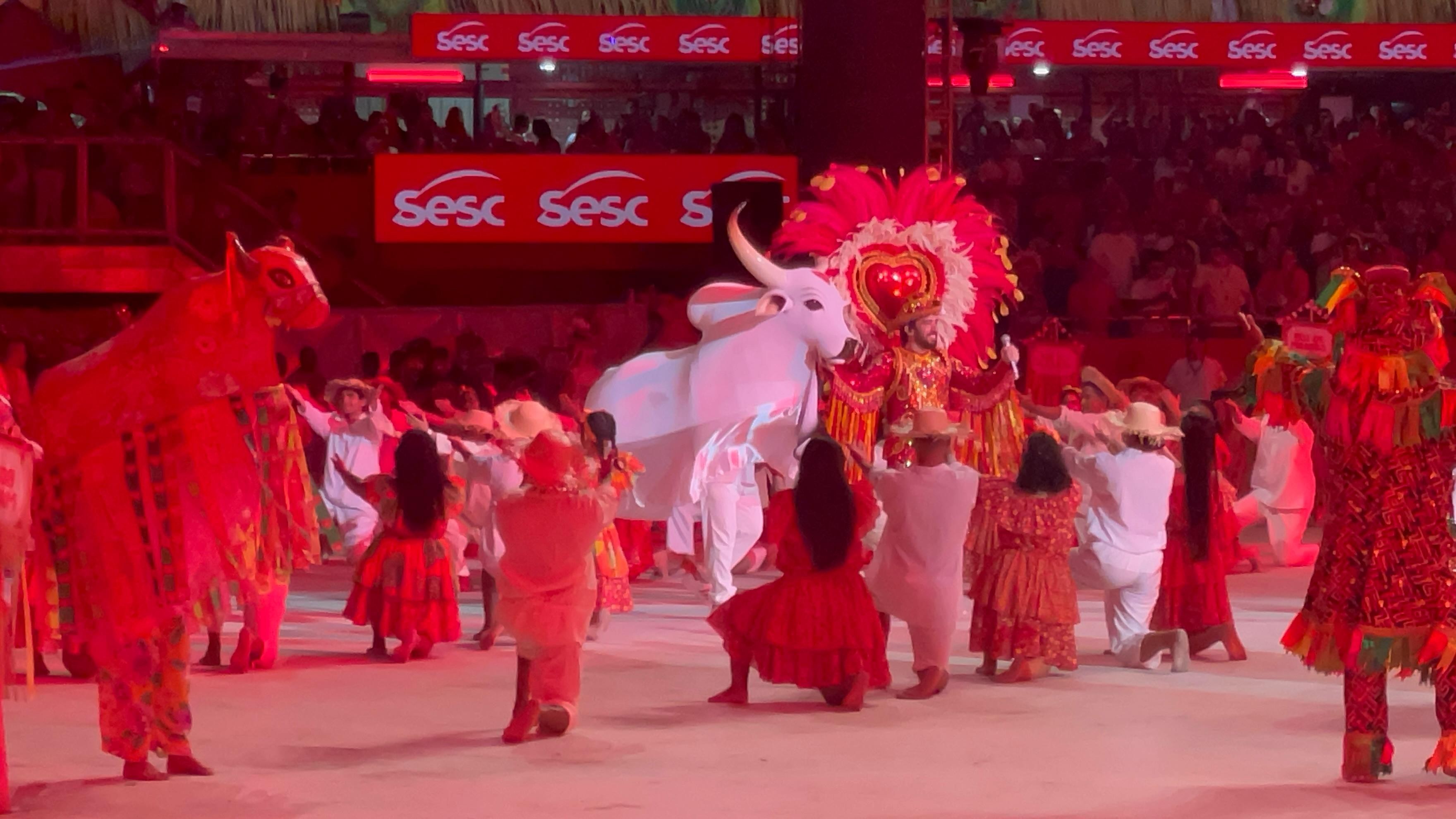 Garantido surge ao meio de 'Bois do Brasil' com seu amo para última noite do 58° Festival Folclórico de Parintins