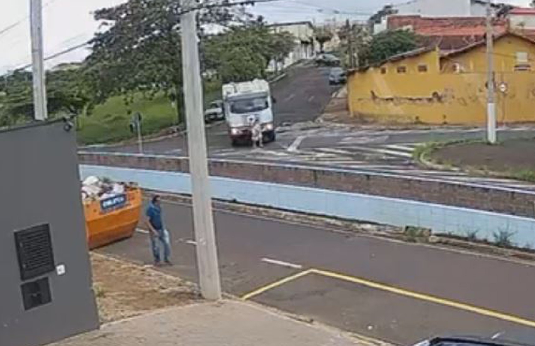 Justiça solta motorista de caminhão de lixo que atropelou e matou mulher ao dirigir na contramão em Franca, SP 