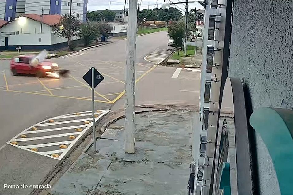 VÍDEO: Motociclista é arremessado após colisão com carro em Porto Velho