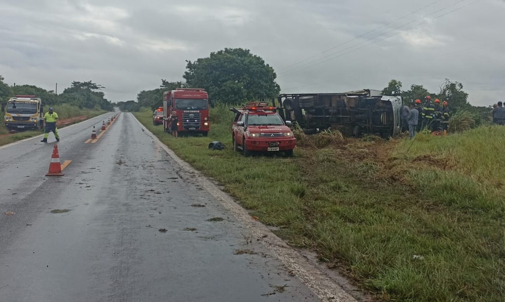 Caminhão chocou contra árvore e tombou em Santo Expedito (SP) — Foto: Polícia Rodoviária