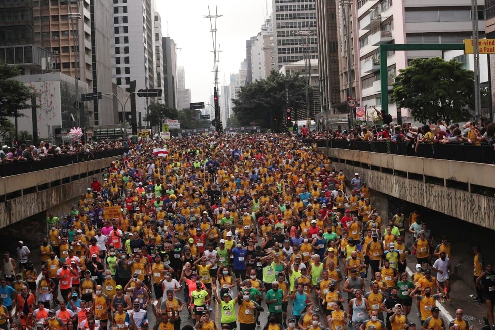 Atletas na corrida São Silvestre na Avenida Paulista, em São Paulo — Foto: WERTHER SANTANA/ESTADÃO CONTEÚDO