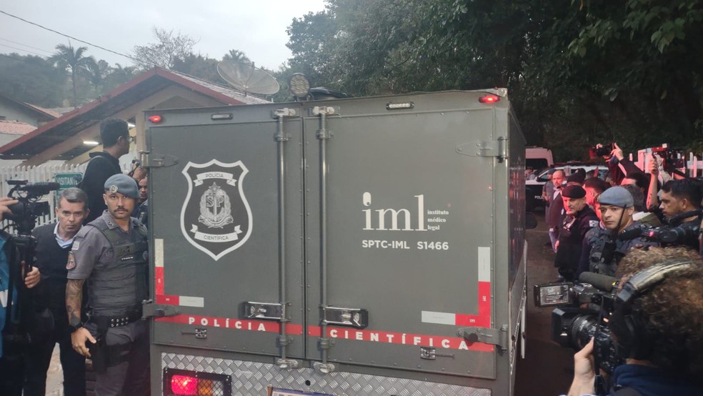 Cinco veículos do IML de São Paulo chegaram ao local do acidente aéreo em Vinhedo (SP) nesta sexta (9) — Foto: Arthur Stabile/g1