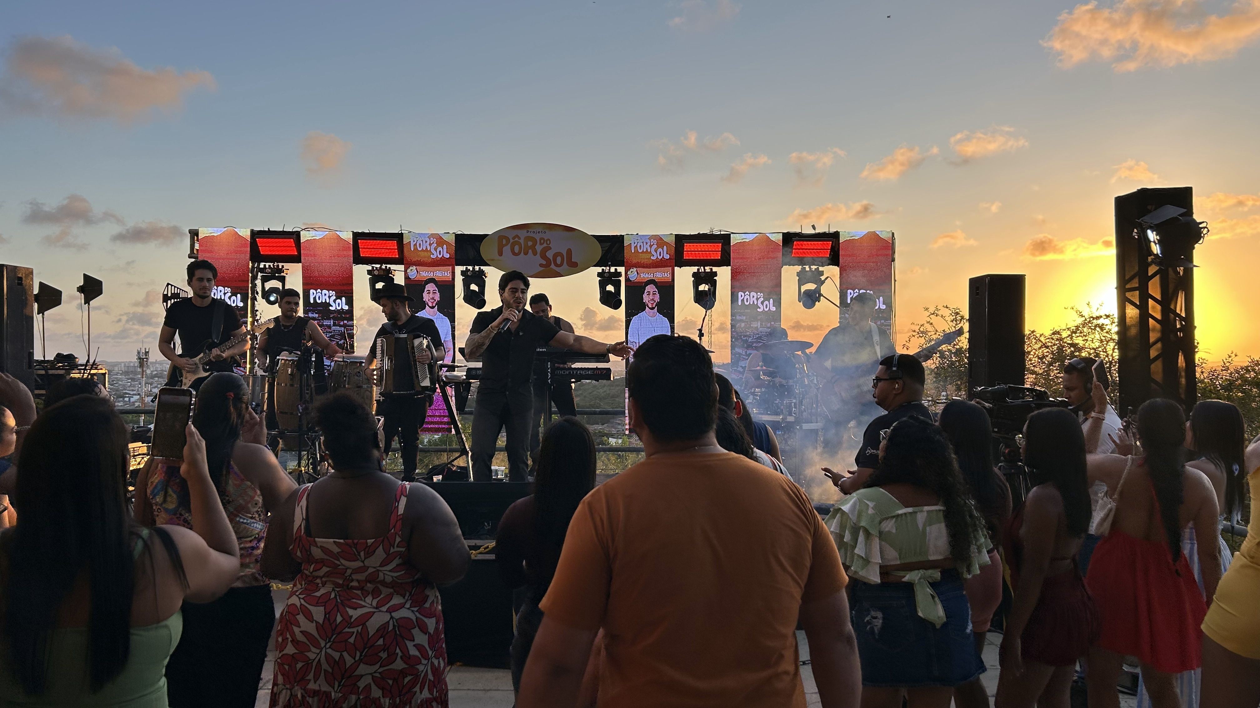 Panorama: Cantor Thiago Freitas se apresenta no Projeto Pôr do Sol da FM Sergipe