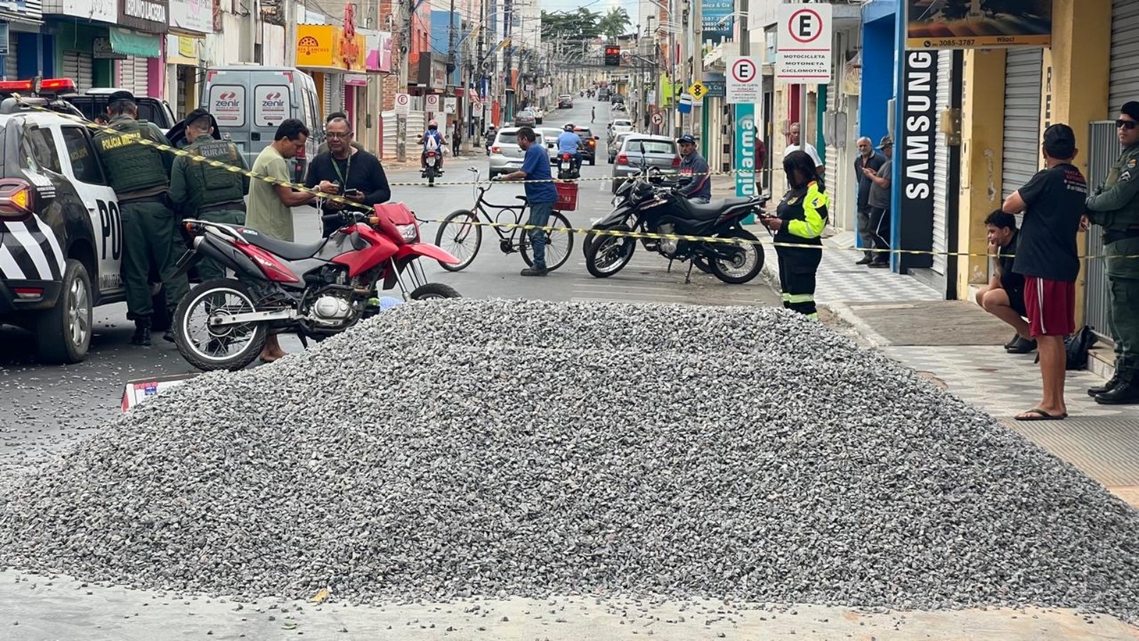 Monte de brita em pista causa acidente com morte de idosa em Juazeiro do Norte