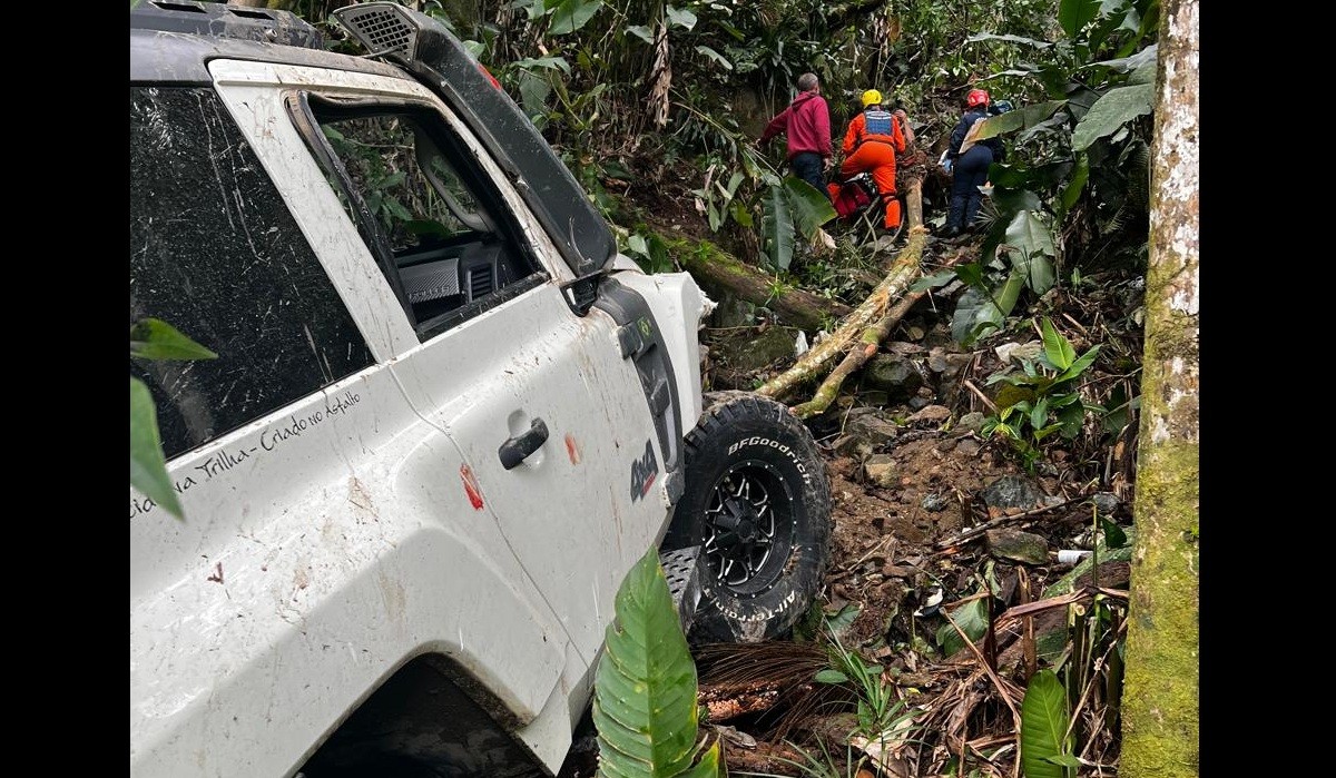 Jipe cai em ribanceira e resgate carrega maca 27 metros acima para salvar ferida em SC