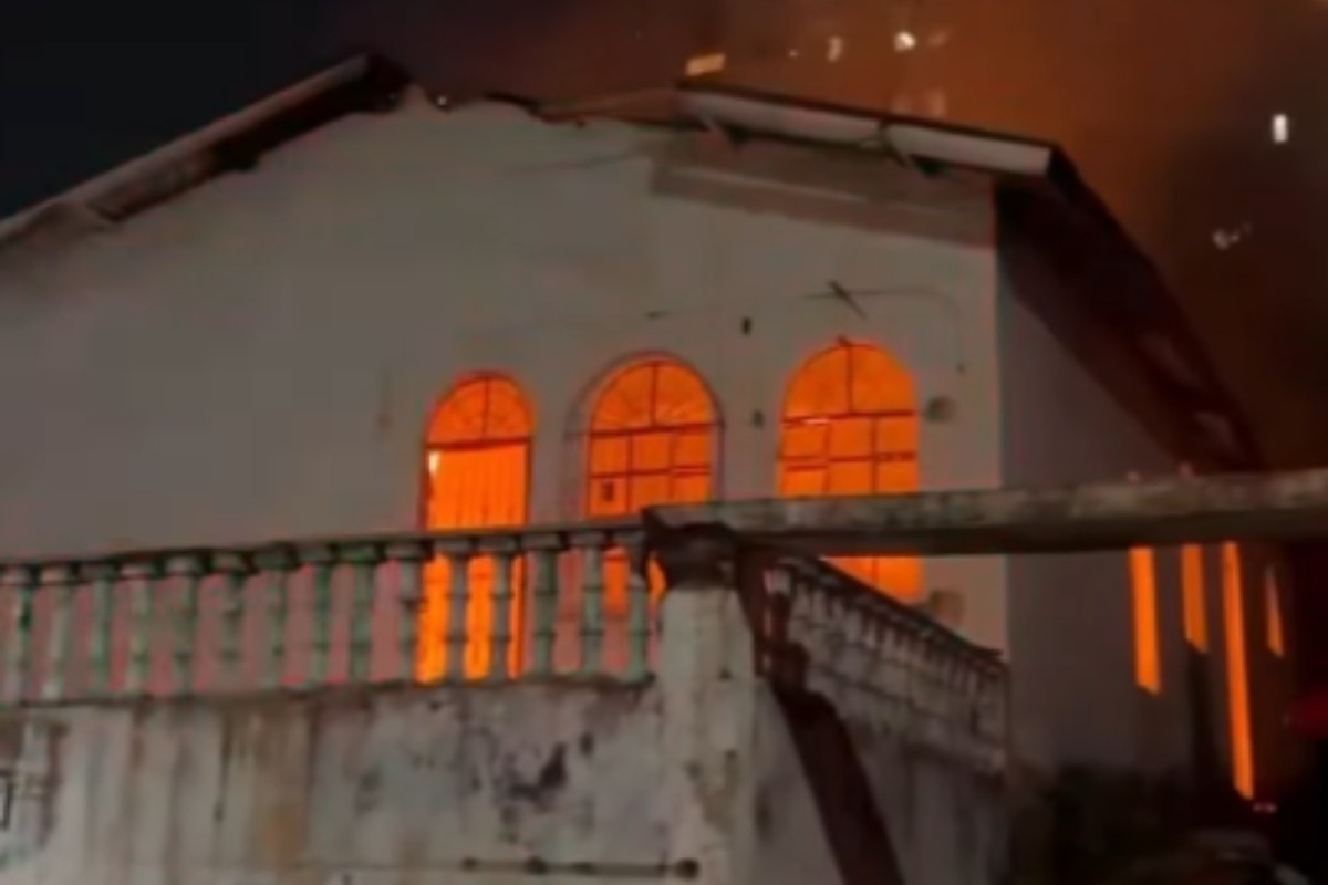 Forte incêndio atinge casa no bairro Aleixo, em Manaus
