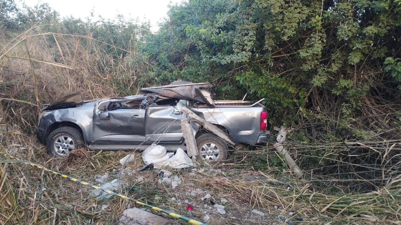 Caminhonete sai da pista, capota e deixa dois mortos e um ferido na BR-494 em MG
