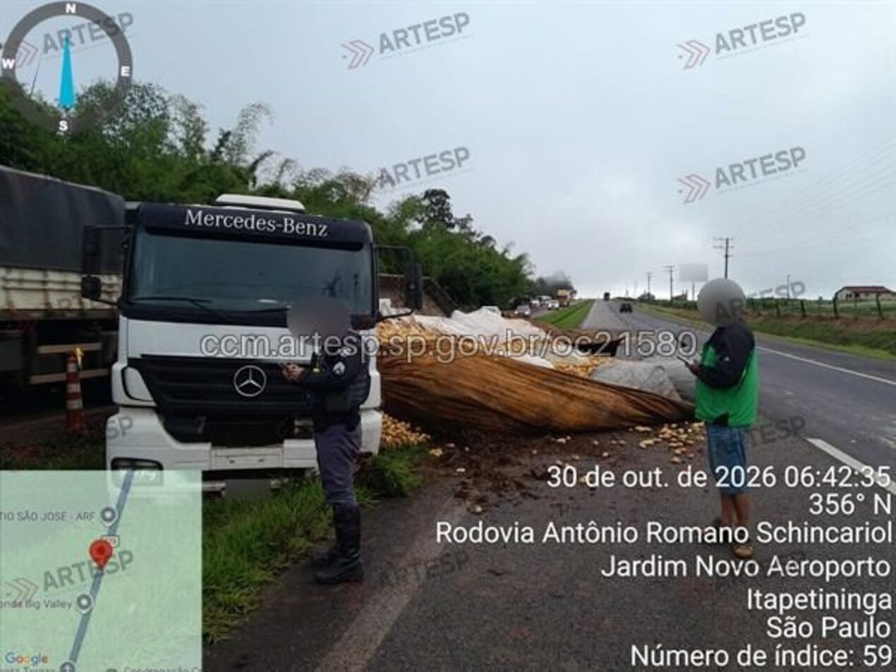 Carreta carregada com batatas tomba e espalha carga em rodovia de Itapetininga