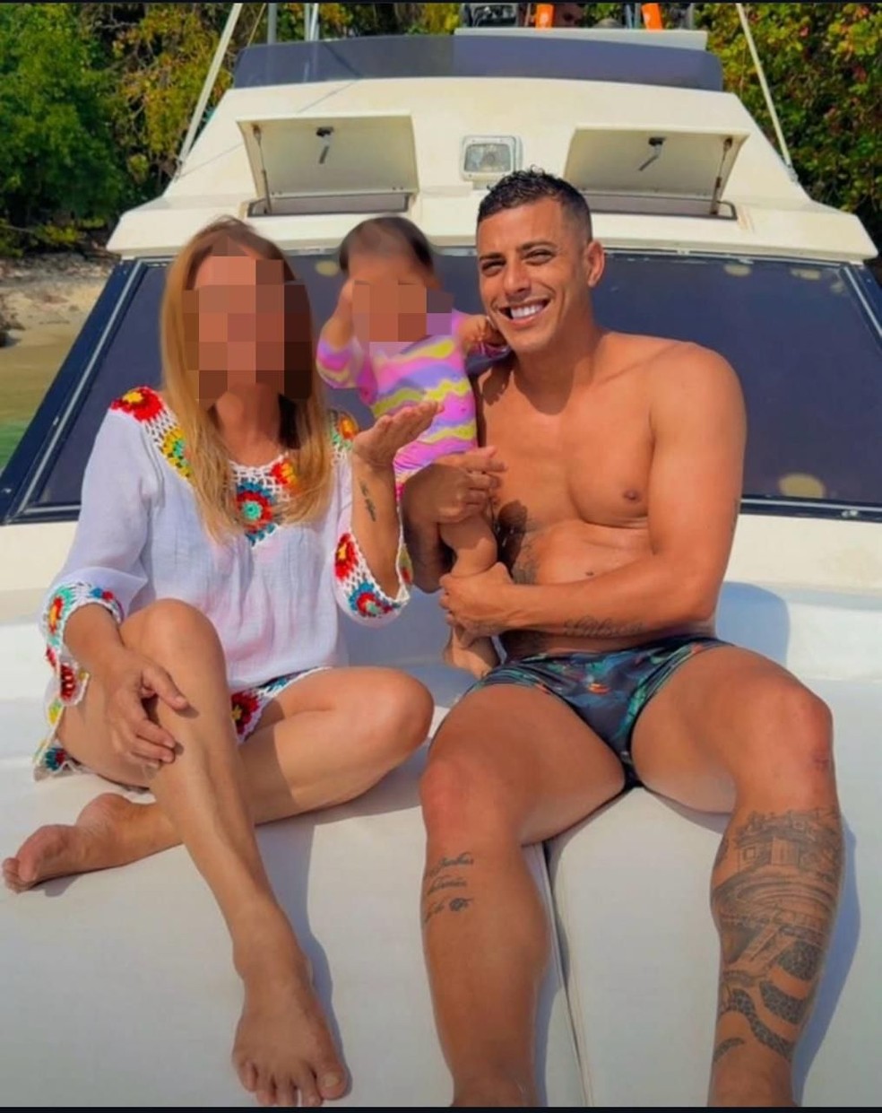 Caio Solano em passeio de lancha financiado com o dinheiro dos aposentados, segundo a polícia — Foto: Reprodução