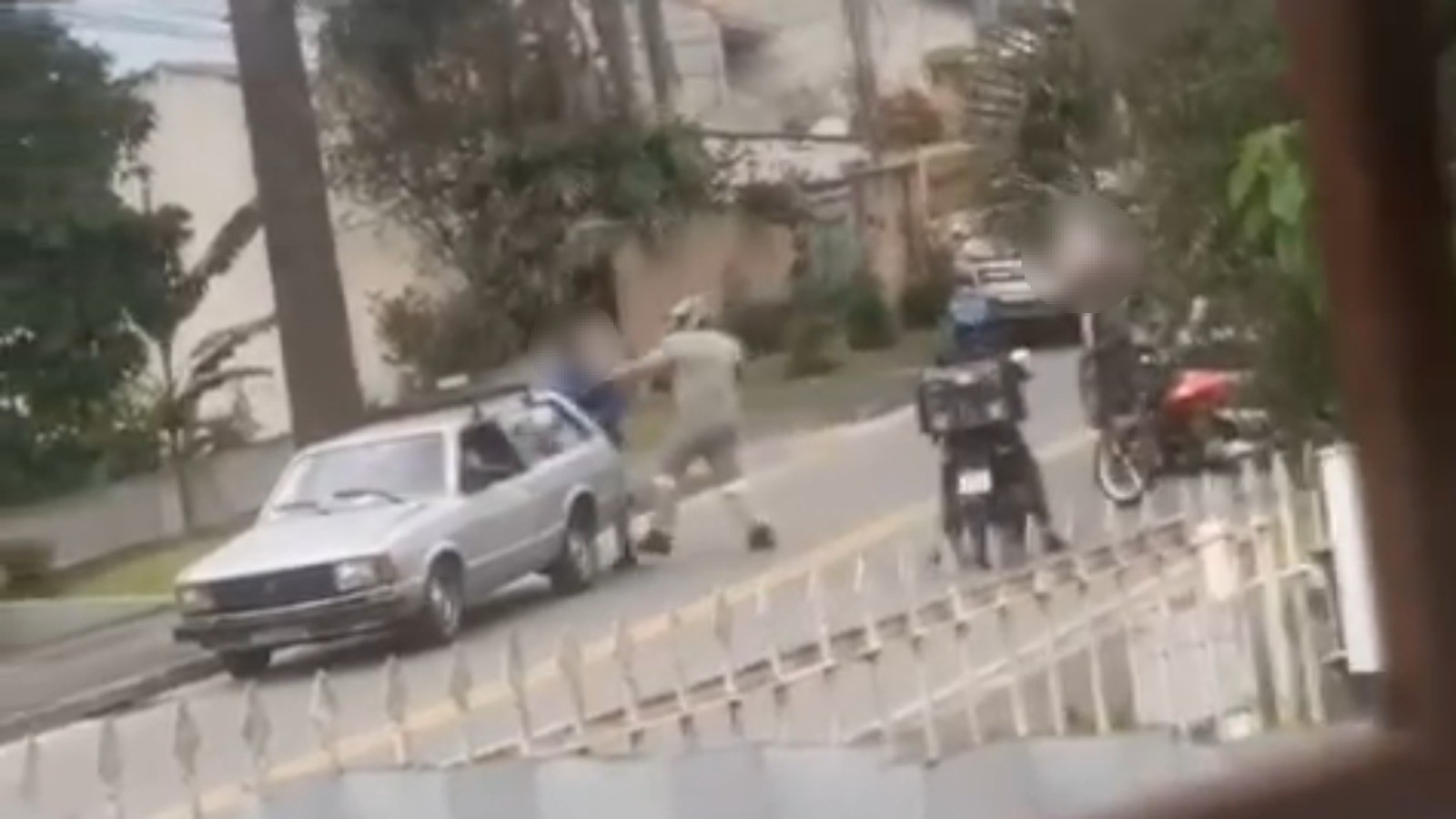 VÍDEO: Idosos são agredidos por motociclista após discussão de trânsito, no Paraná