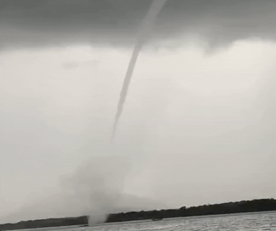 VÍDEO: Tromba d'água se forma durante temporal em SC e impressiona moradores e banhistas