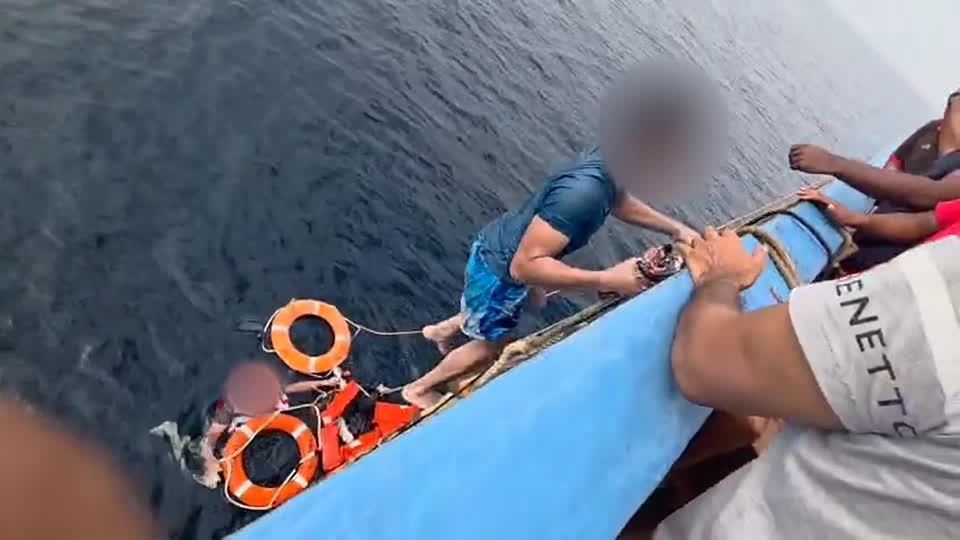 Houthis atacam navios no Mar Vermelho: VÍDEOS mostram resgate após 24h no mar e bate-boca entre comandante e rebeldes