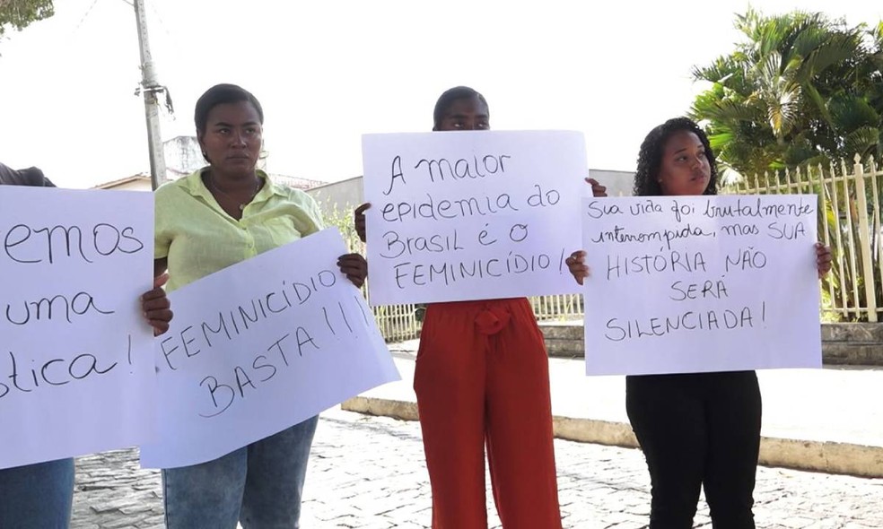 Familiares da adolescente protestaram na porta do fórum da cidade — Foto: Reprodução/TV Subaé