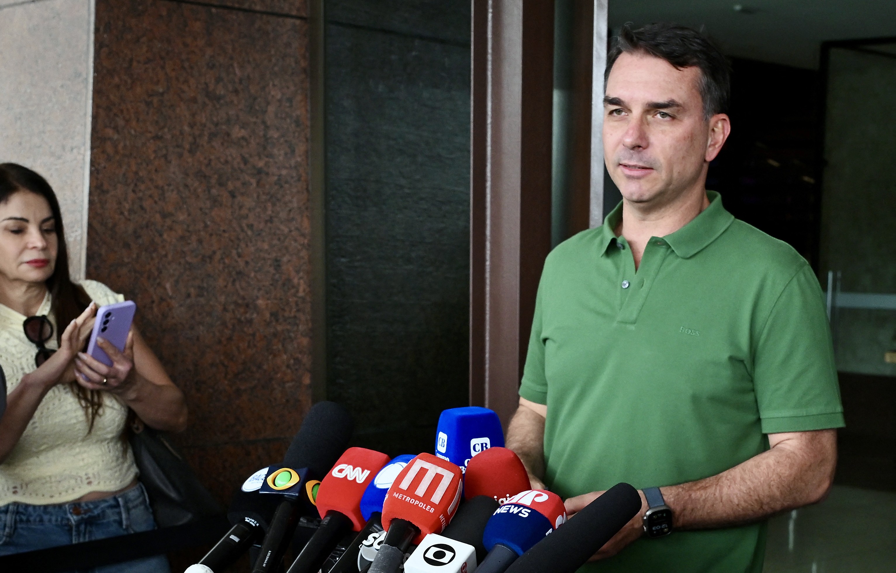 Flávio Bolsonaro indica que candidatura é moeda de troca e 'tem preço' para ser retirada