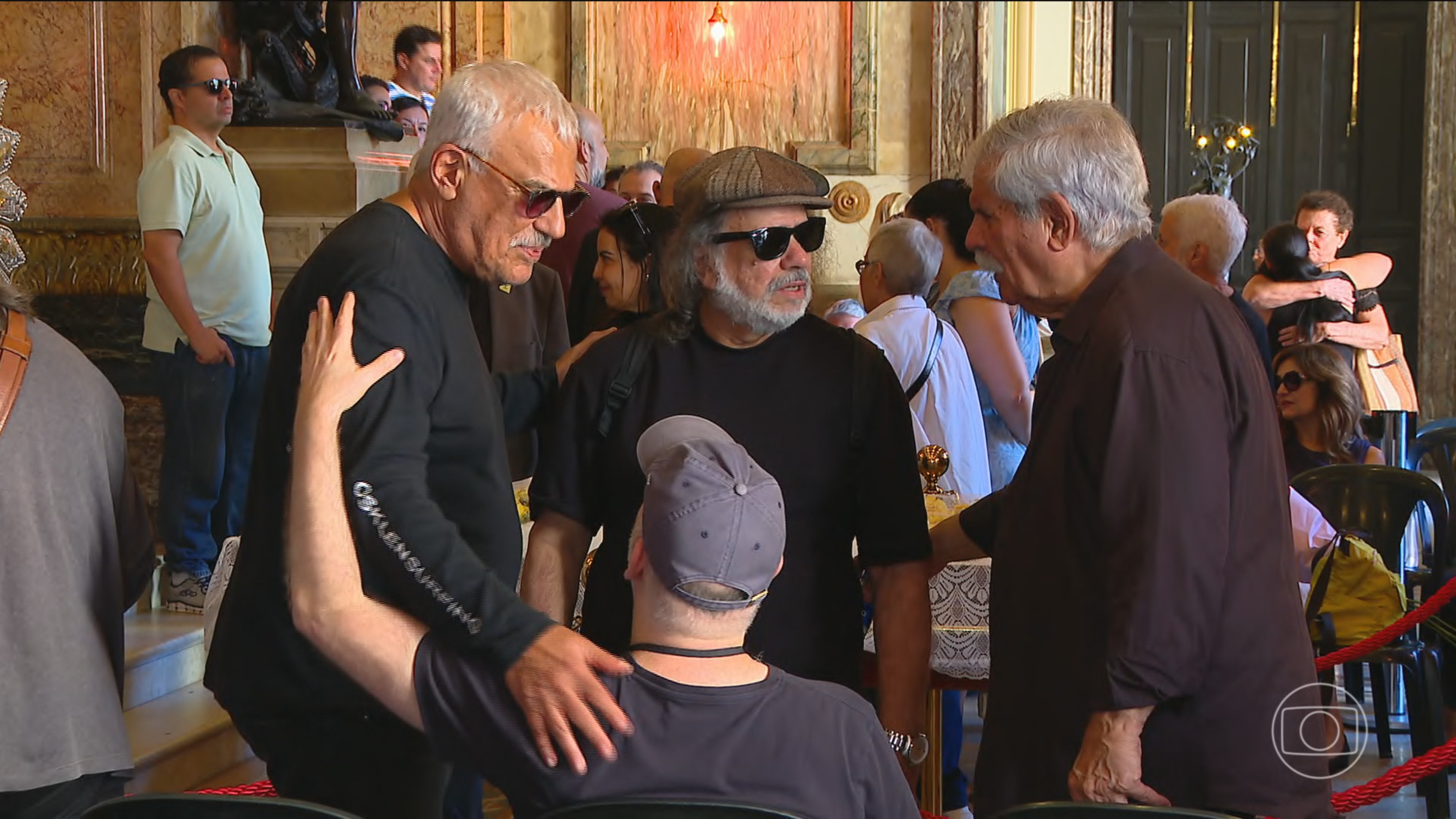 Velório de Nana Caymmi reúne fãs, amigos e parentes no Theatro Municipal do Rio