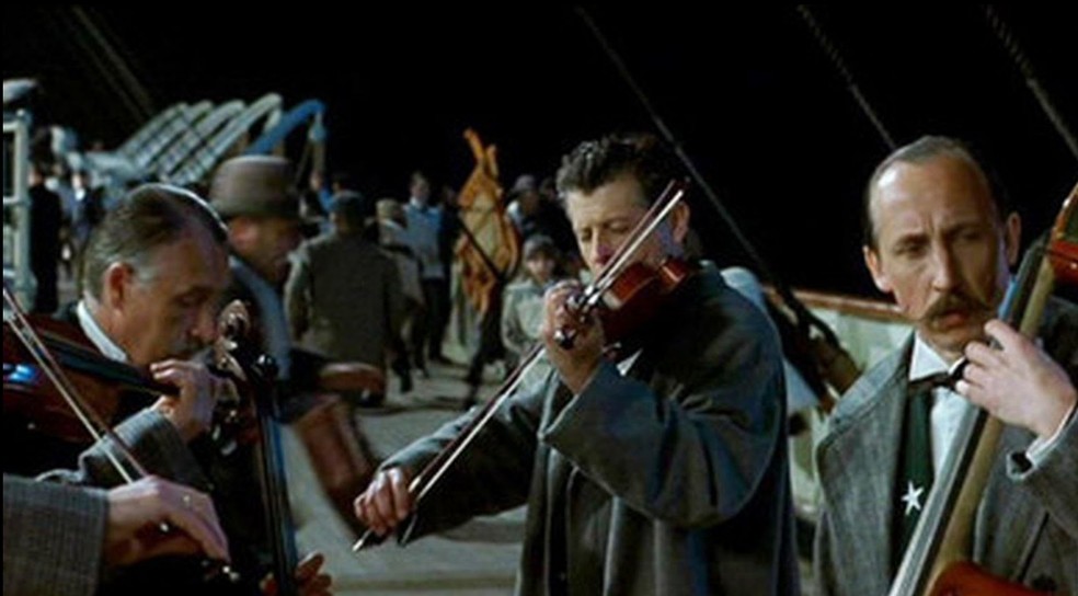Cena do filme "Titanic" homenageia músicos que tocavam para acalmar passageiros durante naufrágio em 1912 — Foto: Divulgação