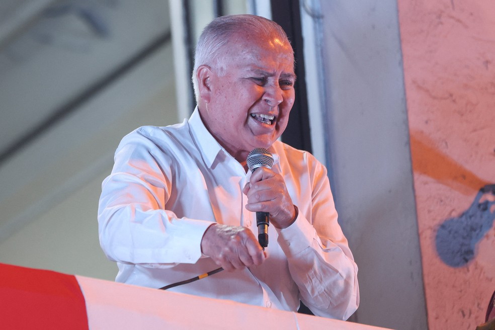 O candidato à Presidência do Peru Alfonso López Chau durante campanha em Limano dia 9 de abril de 2026 — Foto: Manuel Orbegozo/Reuters