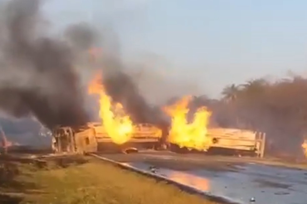 Carreta pega fogo após acidente em rodovia de Rosana (SP) — Foto: Pontal News/Reprodução