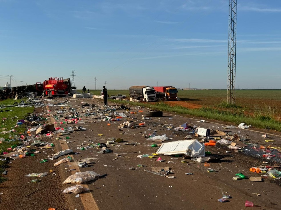 Cargas dos veículos ficaram espalhadas na pista — Foto: William Tessaro