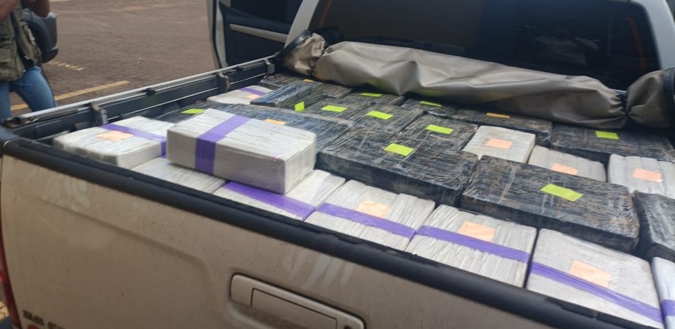 PRF encontrou cerca de 500 kg em tabletes na carroceria da caminhonete — Foto: Polícia Rodoviária Federal/Divulgação