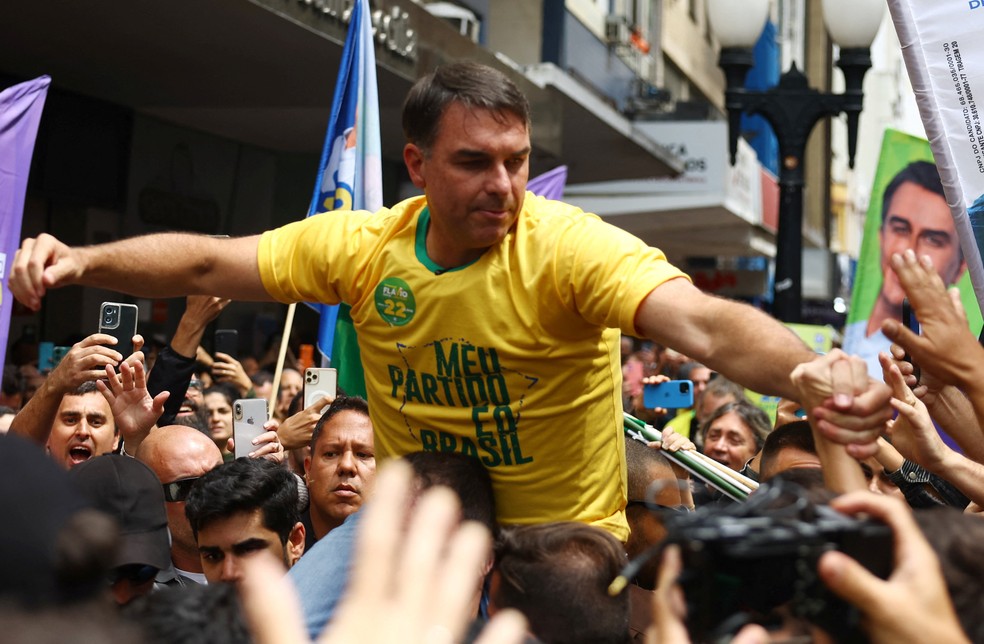 Flávio Bolsonaro fez campanha nesta quarta-feira (9) em Juiz de Fora (MG), a cidade onde seu pai levou uma facada durante a campanha de 2018 — Foto: Pilar Olivares/Reuters