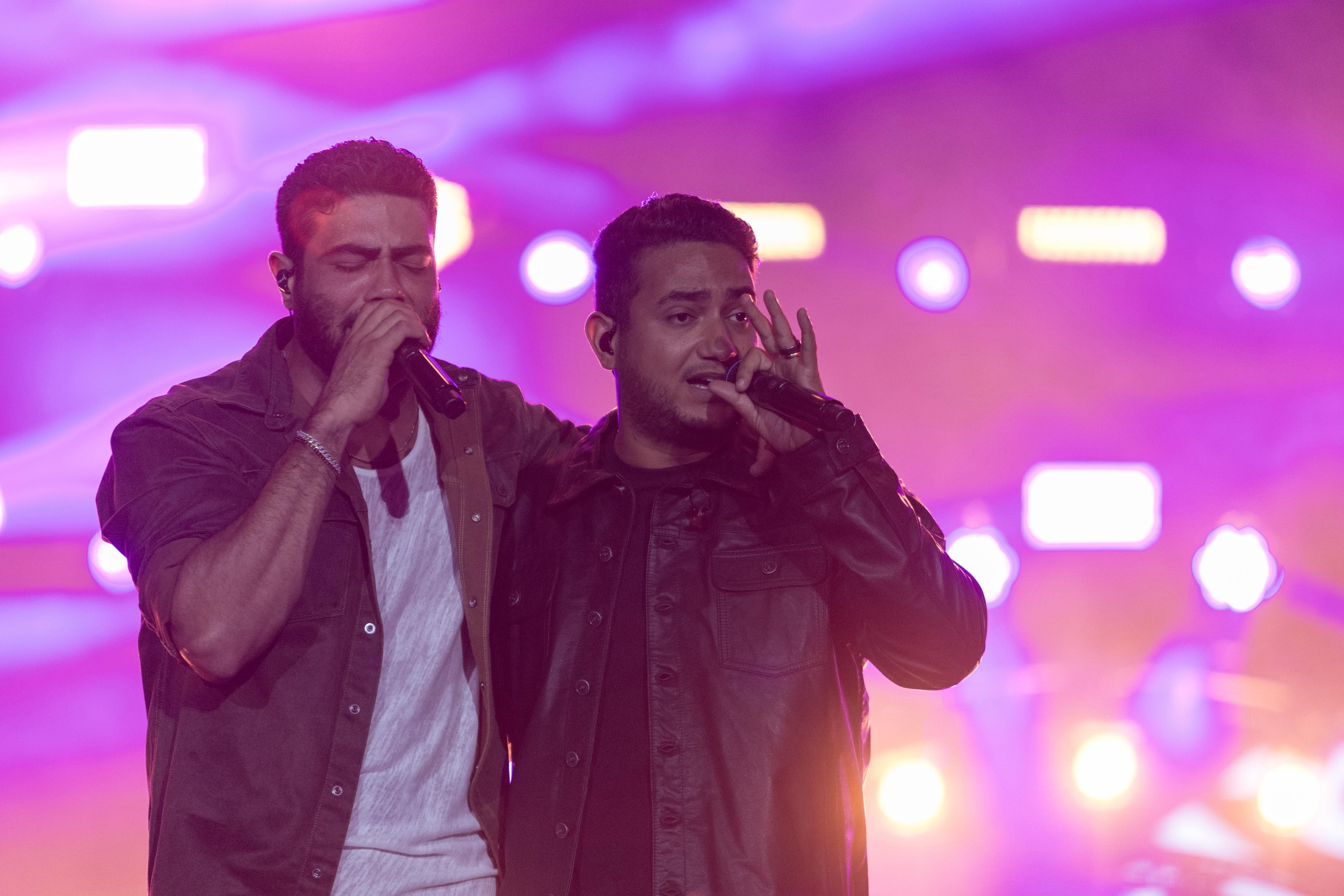 Henrique e Juliano desfilam hits no retorno à arena da Festa do Peão de Americana