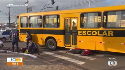 Mulher fica ferida após moto parar embaixo de ônibus escolar em Araguaína