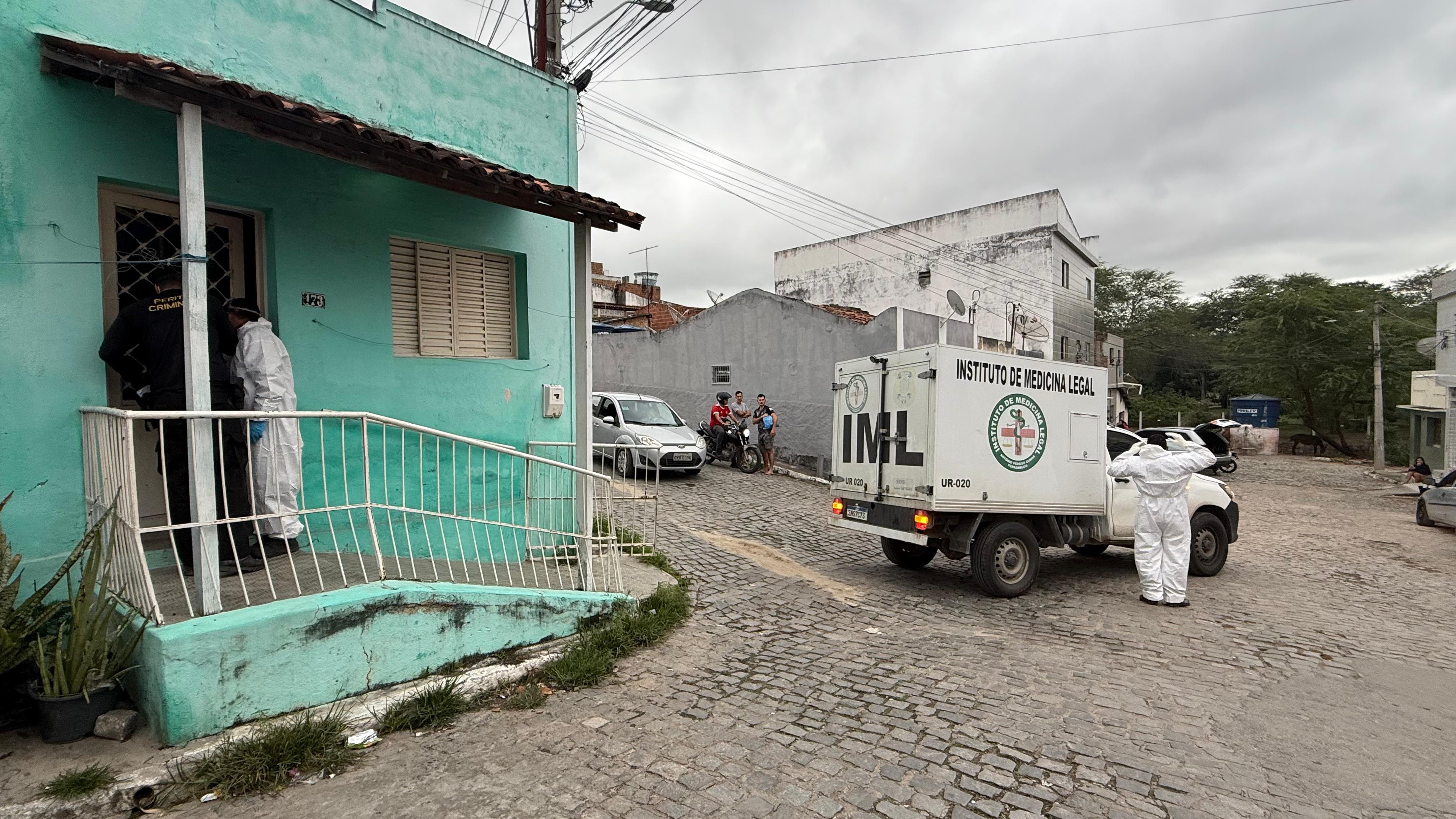 Mãe e filho de 4 anos são encontrados mortos dentro de casa em Belo Jardim