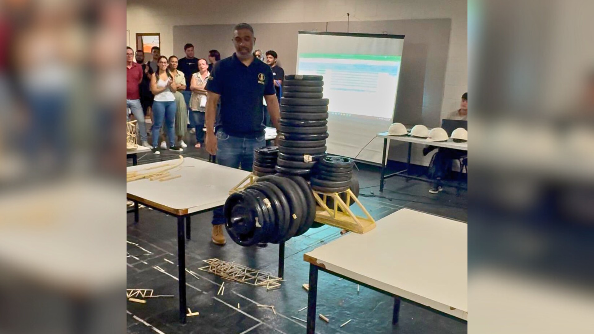 Estudantes viralizam ao construir ponte com palitos de picolé capaz de suportar mais de 430 kg: 'Realmente extraordinário'