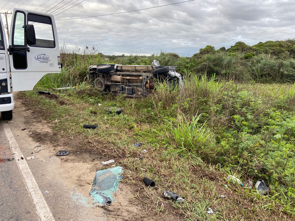 Carro atingido por caminhonete na ES-060, em Itapemirim, no Espírito Santo — Foto: Divulgação/PM