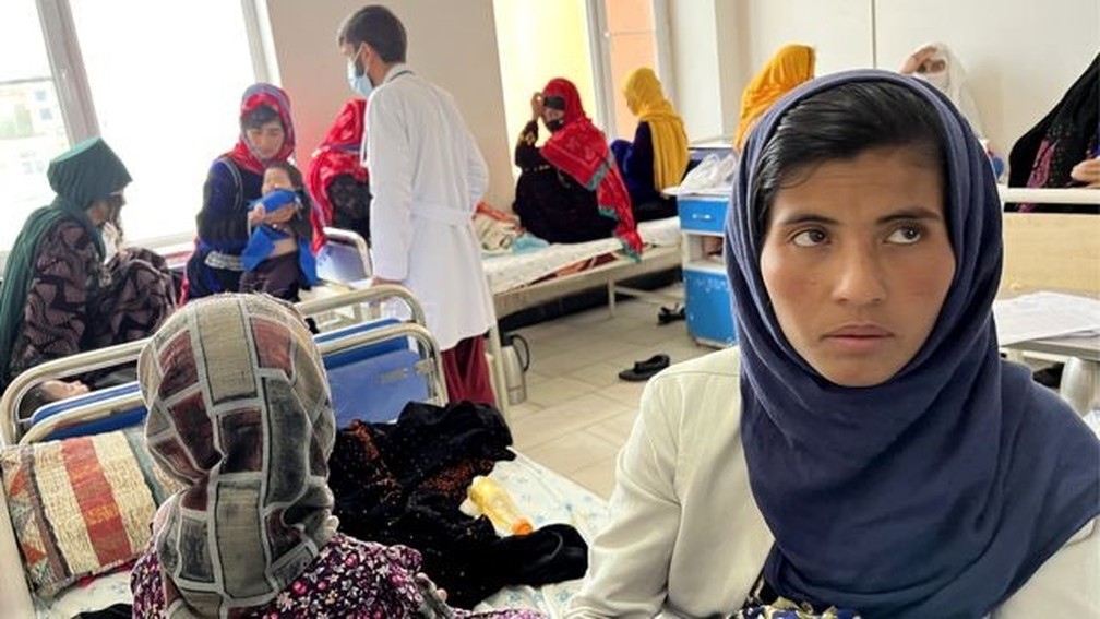 Mães desoladas ocupam este hospital local no Afeganistão, enquanto as crianças morrem de doenças que poderiam ser evitadas ou curadas — Foto: BBC