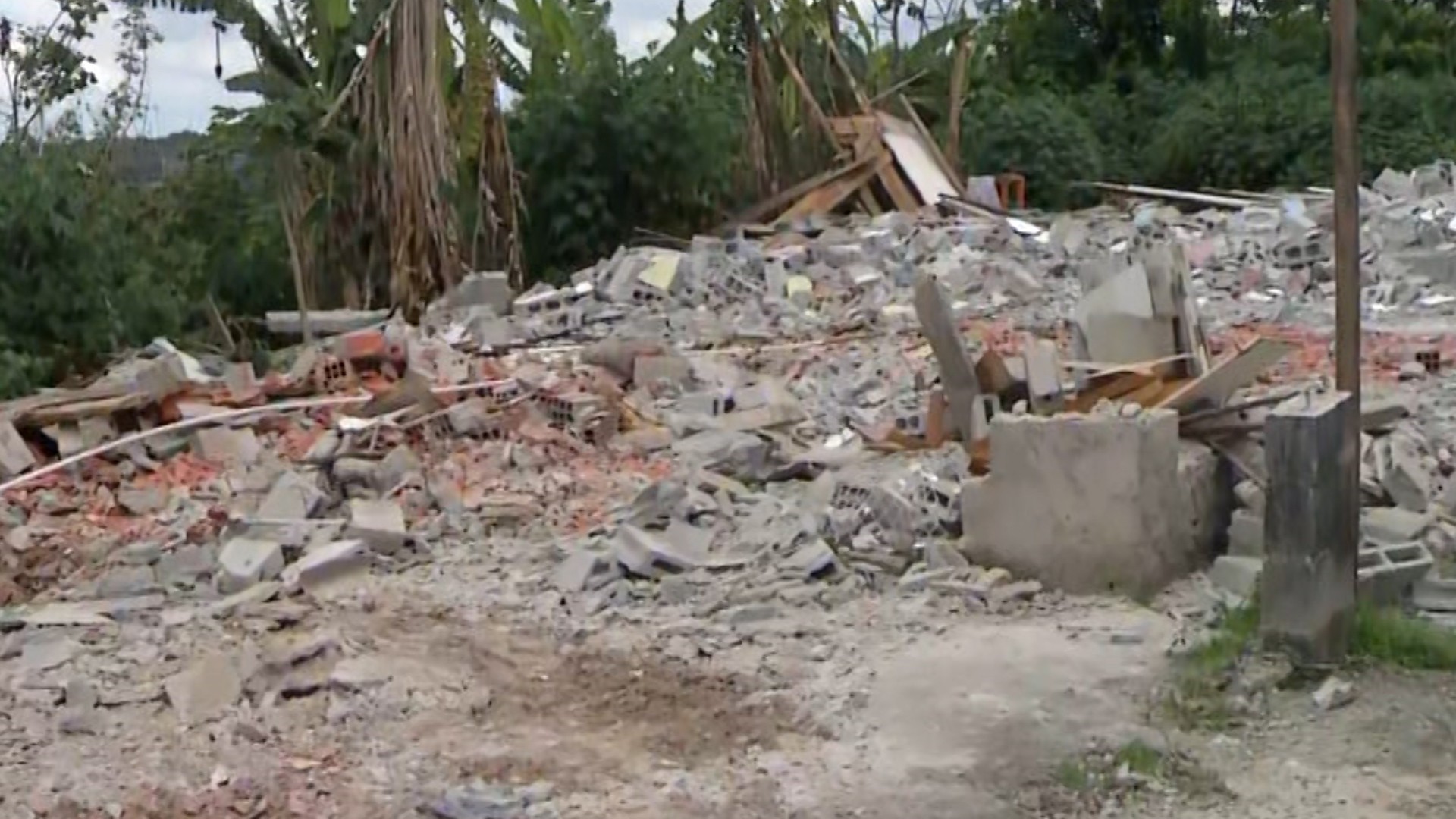 Homem acusa GCM de violência durante demolição de garagens em área irregular em Mogi das Cruzes