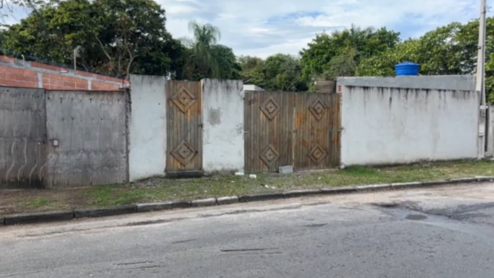 Casal é encontrado morto com marcas de tiros dentro de casa em Caraguatatuba; polícia investiga caso como feminicídio seguido de suicídio