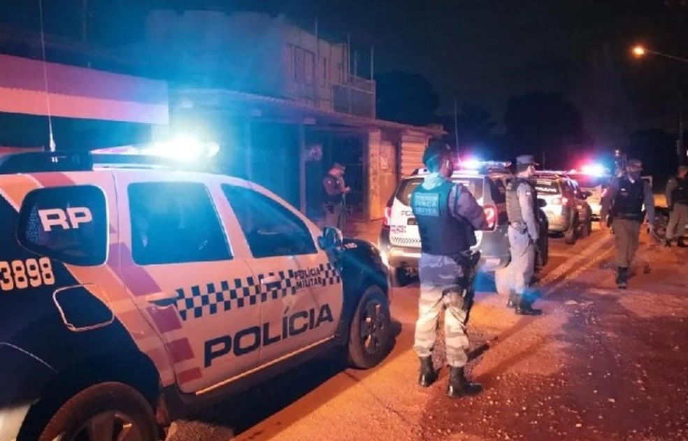 Homem é morto pela Polícia Militar após ameaçar mulher e criança de três anos e avançar contra os militares com faca em MT — Foto: PM/MT