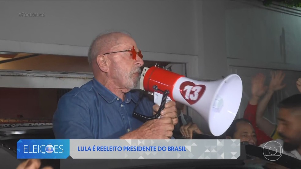 Lula deixa sua casa e fala com apoiadores — Foto: Reprodução