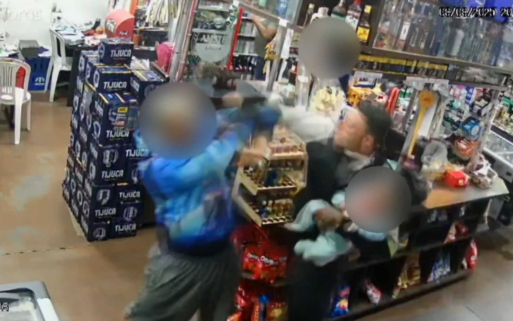 Vídeo: Homem com bebê no colo agride pessoas e ameaça atendente de distribuidora com faca em Franca, SP