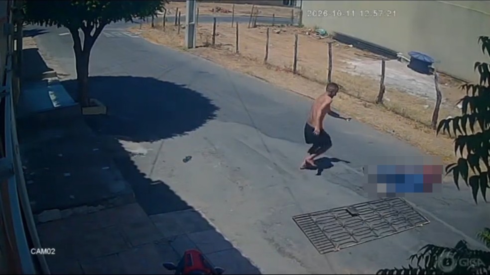 Filho espancou o próprio pai e quebrou portão antes de ser baleado por policial de folga no Ceará. — Foto: Reprodução