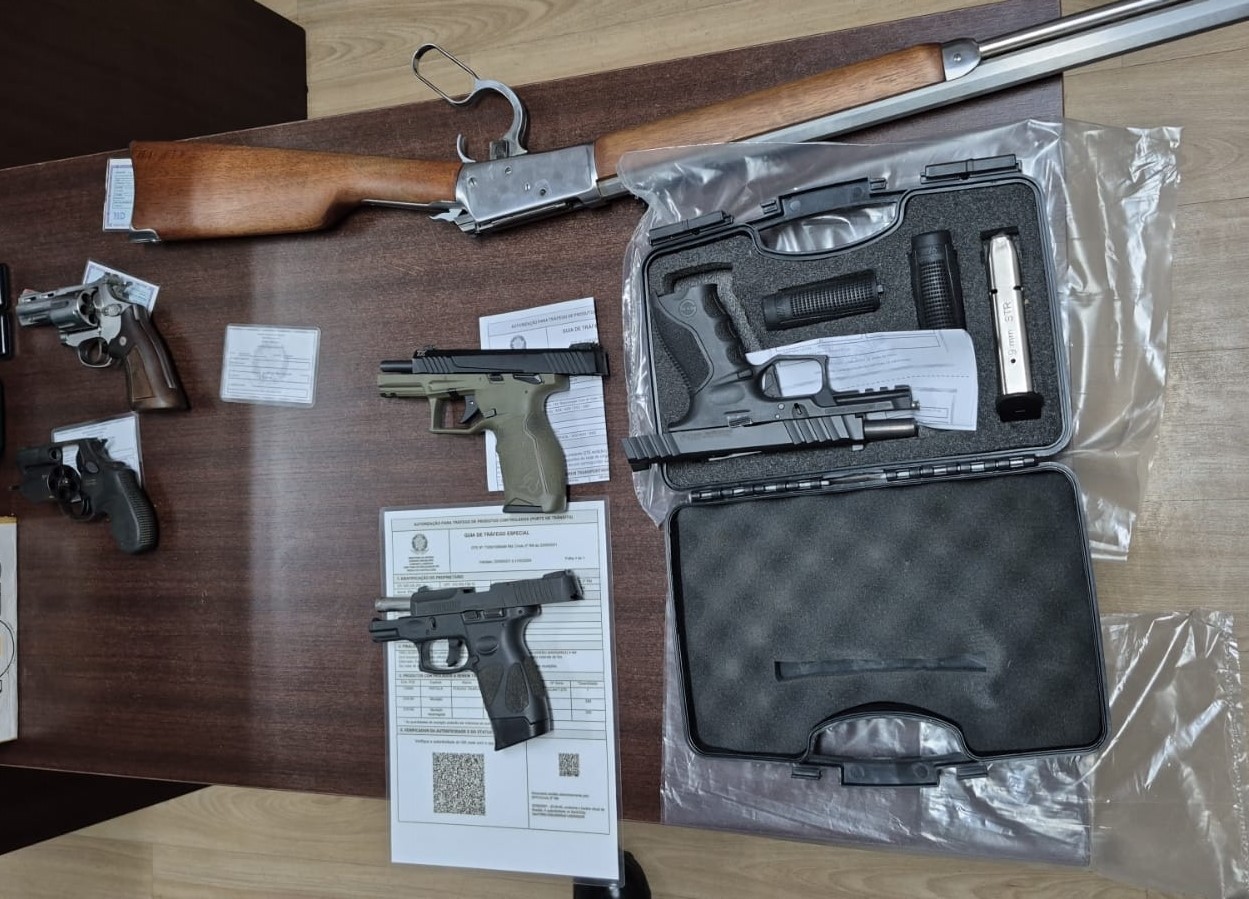 Polícia Civil apreende armas e munições após desentendimento entre vizinhos por corte de árvore em condomínio, em Presidente Prudente