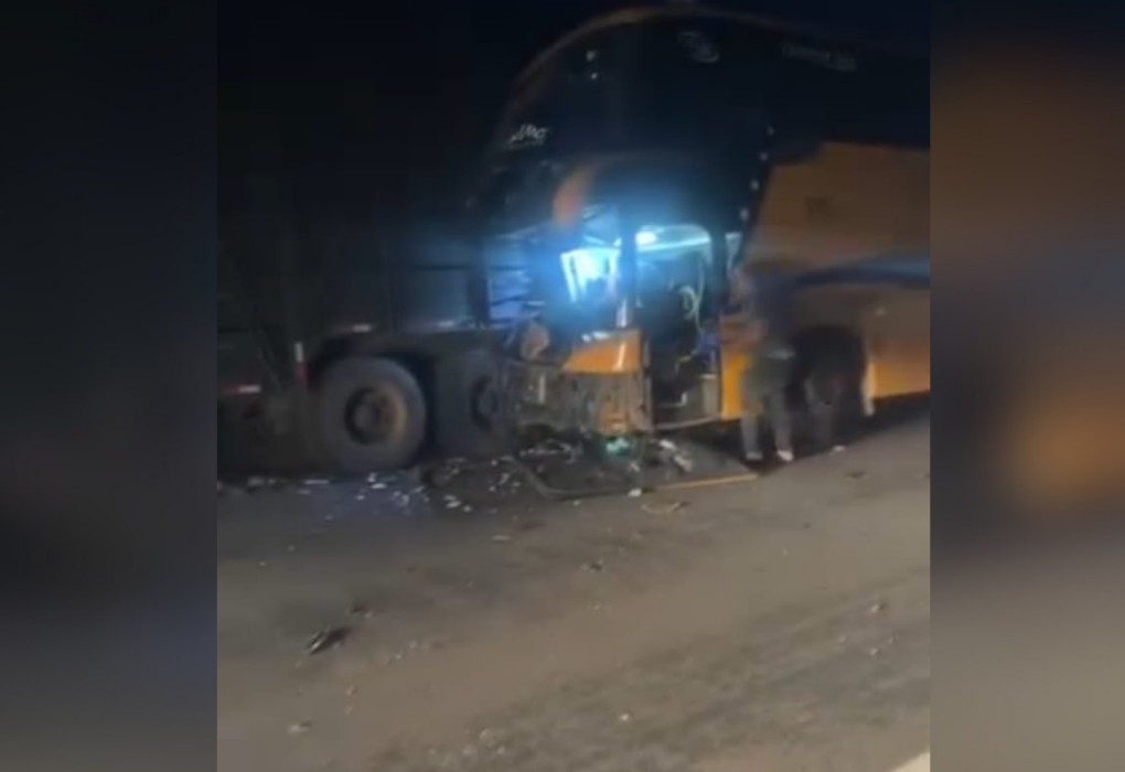 Acidente entre ônibus com time de futebol e caminhão deixa pelo menos uma pessoa morta na BR-153