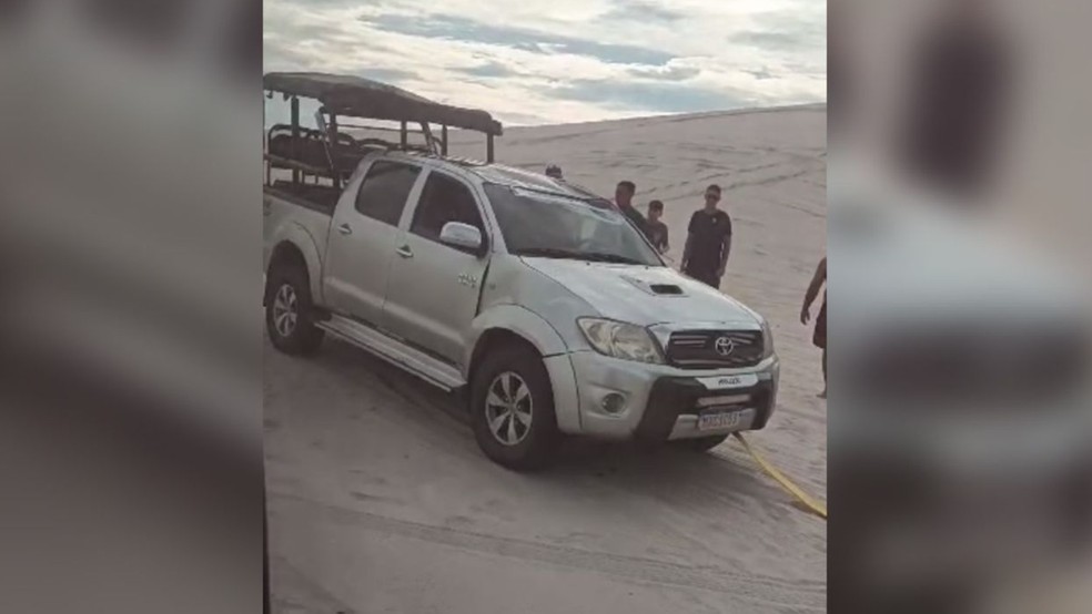 Caminhonete com 12 turistas tombou em duna de Jericoacoara, onde esse tipo de passeio é proibido — Foto: Arquivo pessoal