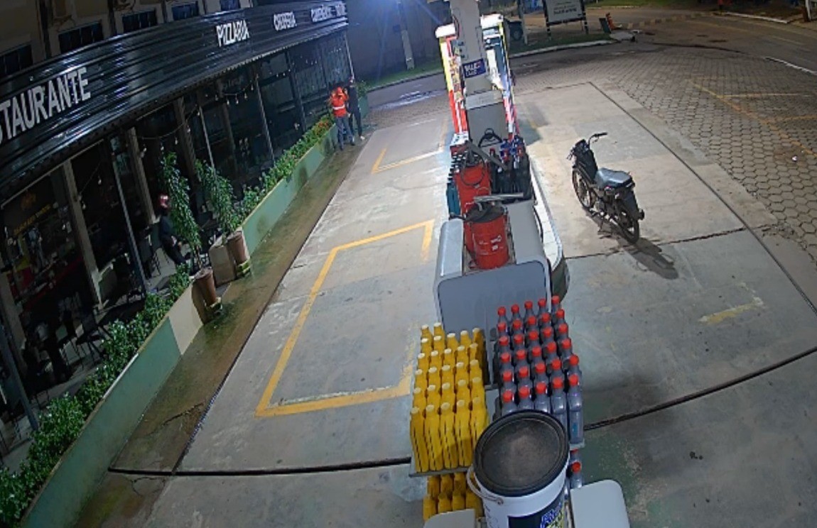 Criminosos assaltam posto de combustível e atiram em vidros de loja em Tomé-Açu, no Pará