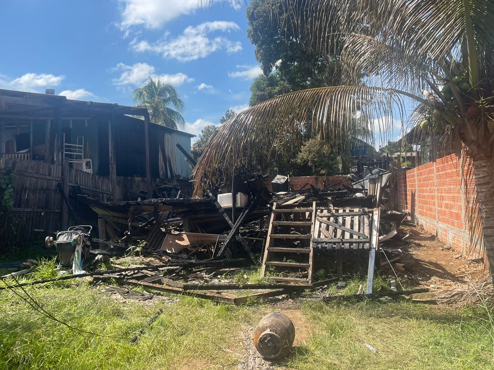 Casa de madeira ficou destruída após pegar fogo em Rio Branco — Foto: Ana Paula Xavier/Rede Amazônica