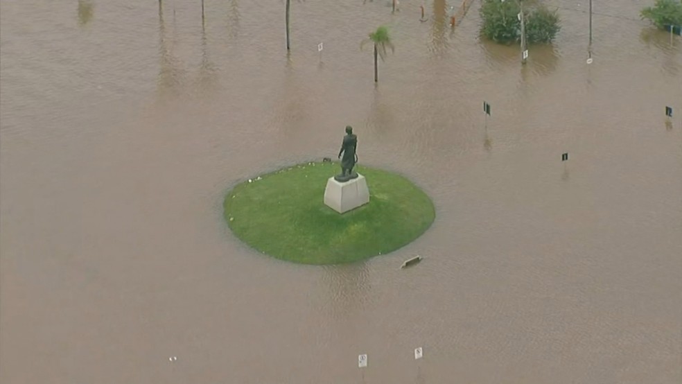 Estátua do Laçador, símbolo de Porto Alegre, com o entorno alagado — Foto: Reprodução/TV Globo