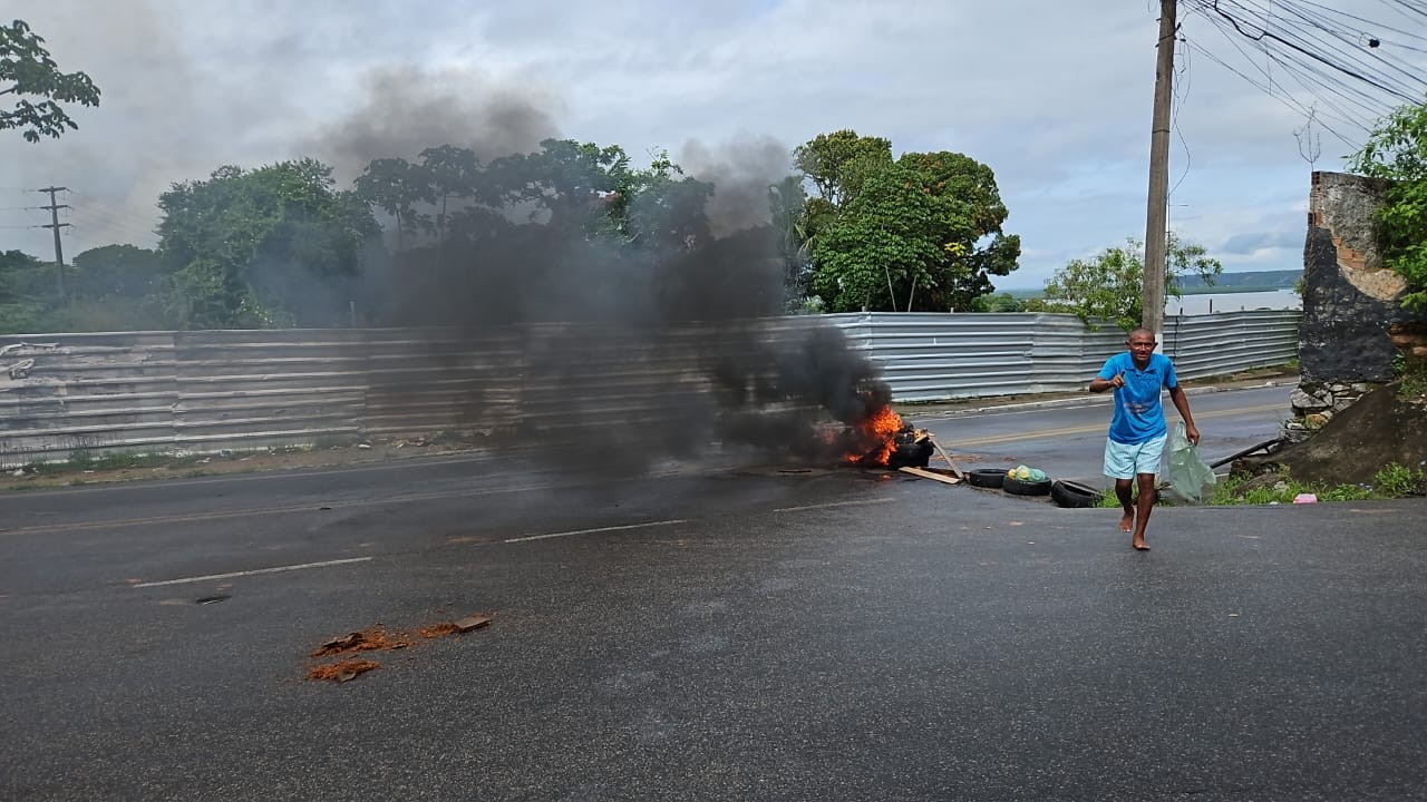 Moradores bloqueiam Ladeira do Calmon, em Maceió, em protesto contra falta d'água