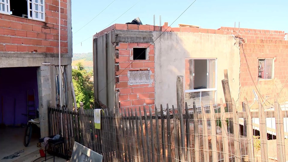 De acordo com familiares de Lindilene, vizinho atirou do terraço da própria casa, após briga por causa de som alto em Colatina. — Foto: TV Gazeta
