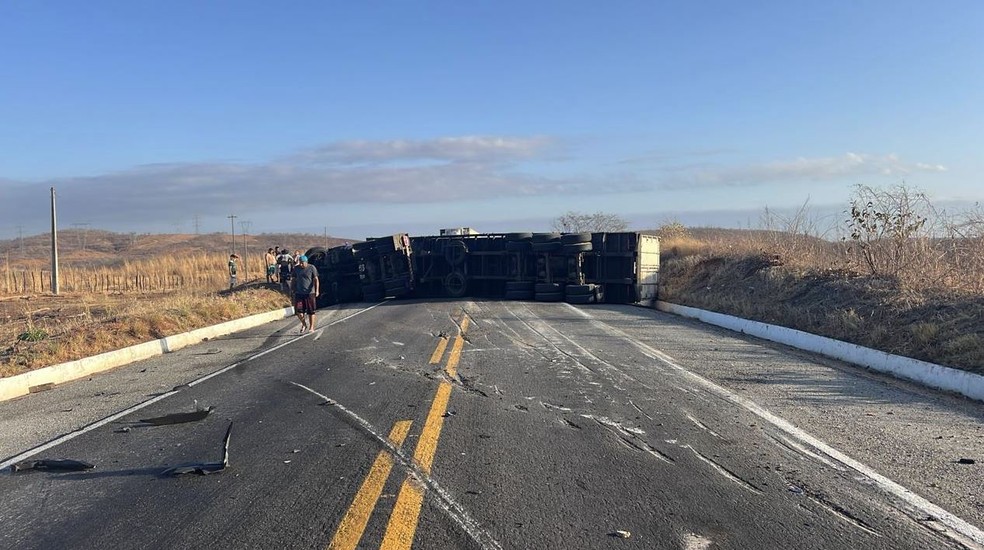 Carreta bloqueia trecho da rodovia BR-116 em Icó. — Foto: PRF-CE