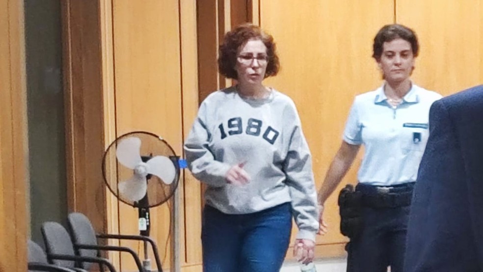A deputada licenciada Carla Zambelli chega para audiência no Tribunal de Apelações de Roma, em 27 de agosto de 2025. — Foto: TV Globo