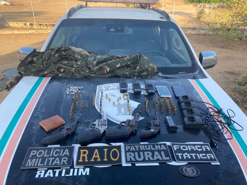Polícia apreendeu quatro revólveres, 71 munições, três rádios comunicadores e telefones celulares. — Foto: Polícia Militar/ Divulgação