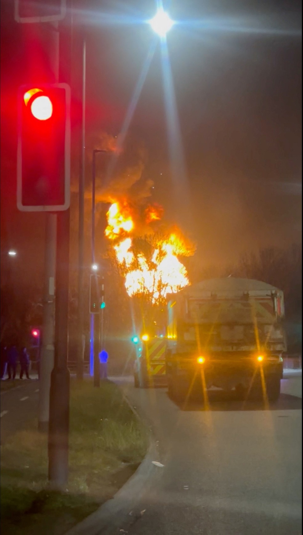 Imagens do fogo em estação de energia que fechou aeroporto de Londres — Foto: Reuters